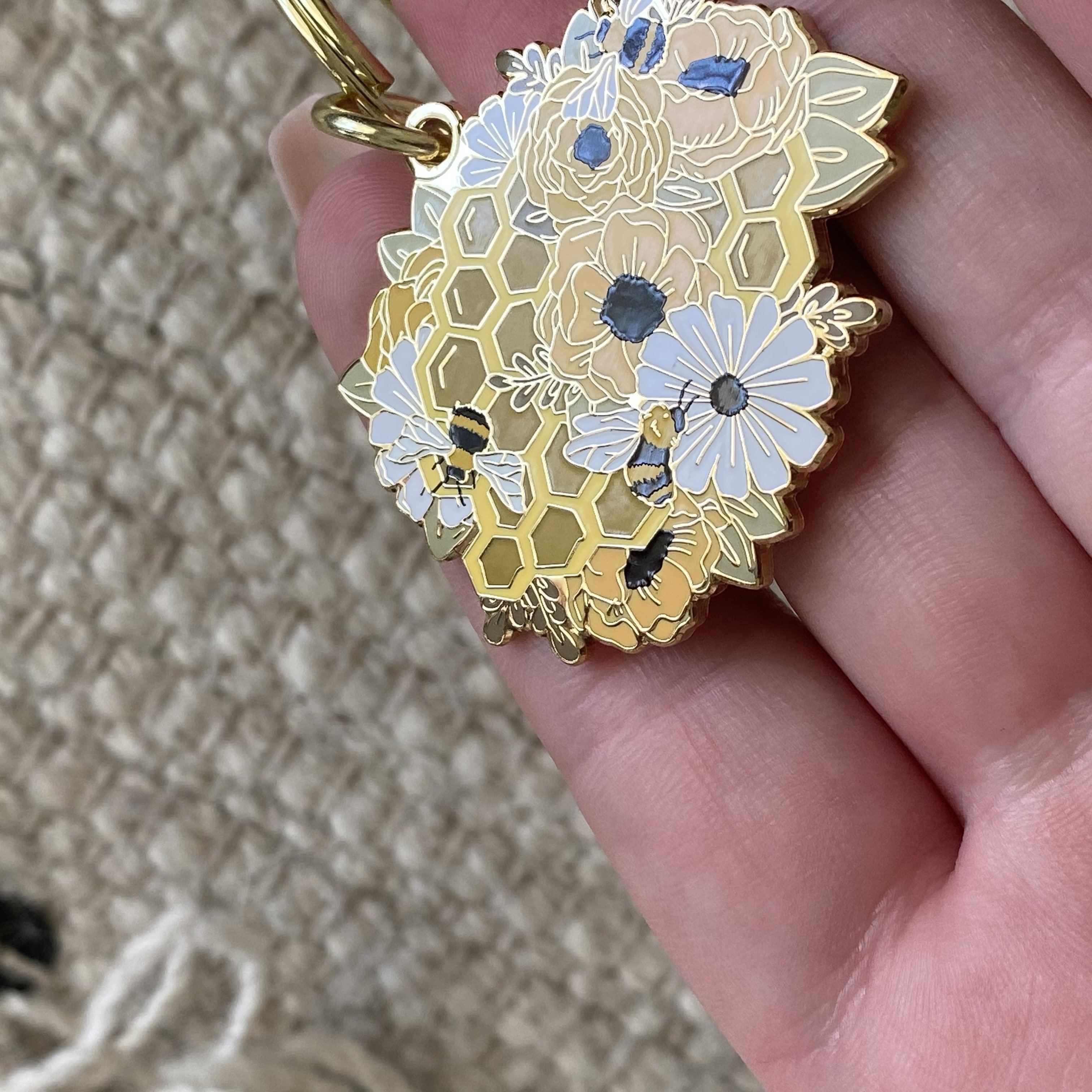 Dark Groovy Flower Keychain Gold Plated Hard Enamel Keychain 